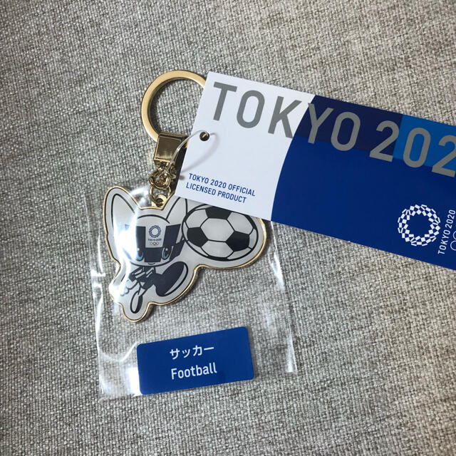 東京2020オリンピックサッカーキーホルダーオリンピックキーホルダー　公式グッズ エンタメ/ホビーのおもちゃ/ぬいぐるみ(キャラクターグッズ)の商品写真