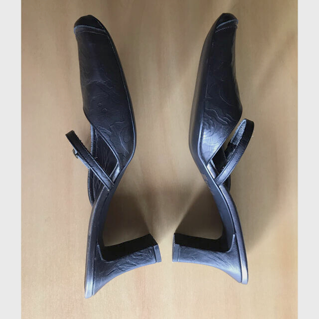 卑弥呼(ヒミコ)の卑弥呼 薔薇型押しレザー サンダル ブラック 23,5  レディースの靴/シューズ(サンダル)の商品写真