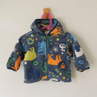 パタゴニア(patagonia)のパタゴニア キッズ フリースパーカー いろんな動物の柄 ブルー系 18M(ジャケット/上着)