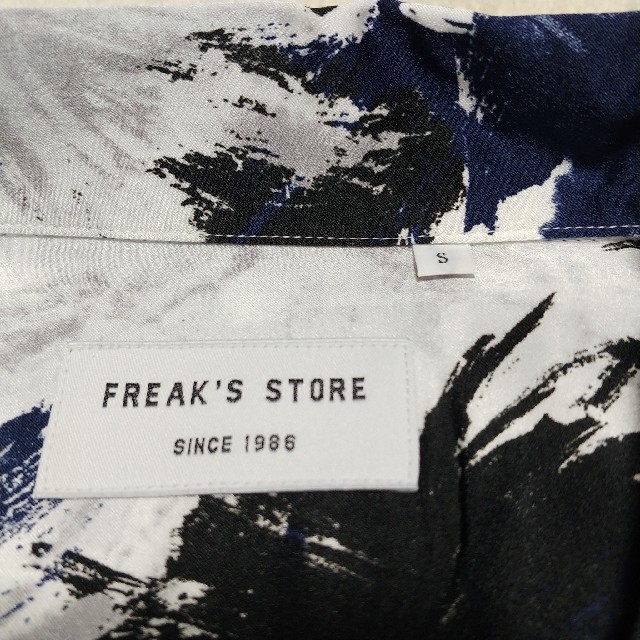 FREAK'S STORE(フリークスストア)のFREAK'S STORE　プリントサテンドレープ シャツ　アロハ　Sサイズ メンズのトップス(シャツ)の商品写真