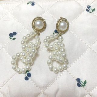 スリーコインズ(3COINS)のパールピアス　アンティーク(ピアス)