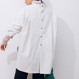 アダムエロぺ(Adam et Rope')の【美品】アダムロペ　バックオープンバンドカラーシャツ　タックロングシャツ(シャツ/ブラウス(長袖/七分))