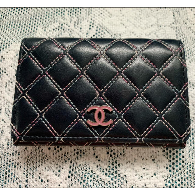 CHANEL(シャネル)のCHANELマトラッセ ダークネイビー×マルチ ダブルステッチ名刺入れ レディースのファッション小物(名刺入れ/定期入れ)の商品写真