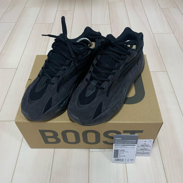 27 adidas Yeezy Boost 700 V2  Vanta