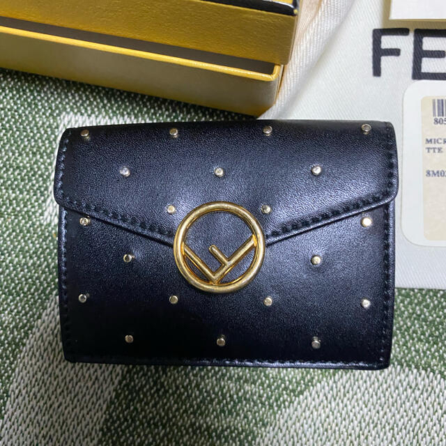 再追加販売 fendi スタッズ 三つ折り財布 8M0395 - 財布