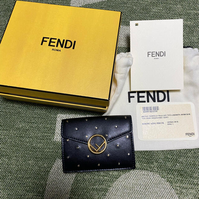 fendi スタッズ 三つ折り財布 8M0395 1