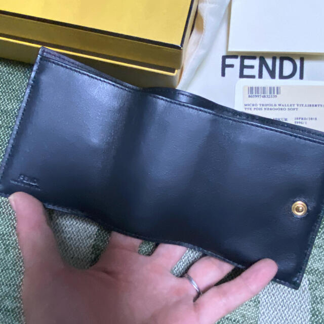 fendi スタッズ 三つ折り財布 8M0395 3