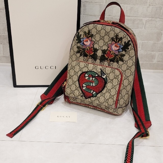 Gucci(グッチ)の大幅値下げ！ホリデーコレクション　グッチ　リュック　赤蛇 レディースのバッグ(リュック/バックパック)の商品写真