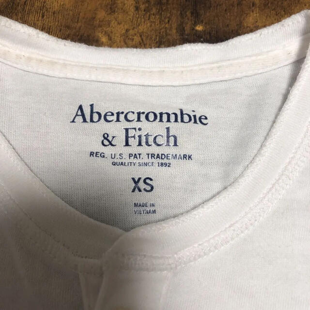Abercrombie&Fitch(アバクロンビーアンドフィッチ)のTシャツ　アバクロンビー&フィッチ　アバクロ　白　White ホワイト メンズのトップス(Tシャツ/カットソー(半袖/袖なし))の商品写真