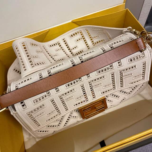 FENDI(フェンディ)のフェンディ　バケットバック レディースのバッグ(ショルダーバッグ)の商品写真