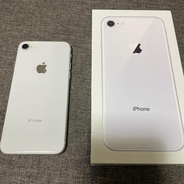 Apple(アップル)のiPhone8 256GB シルバー　au 〜期間限定値下げ中〜 スマホ/家電/カメラのスマートフォン/携帯電話(スマートフォン本体)の商品写真