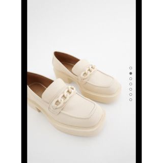 ザラ(ZARA)のローファーZARAチェーンビット付きスクエアトゥ仕様リアルレザーヒールローファー(ローファー/革靴)