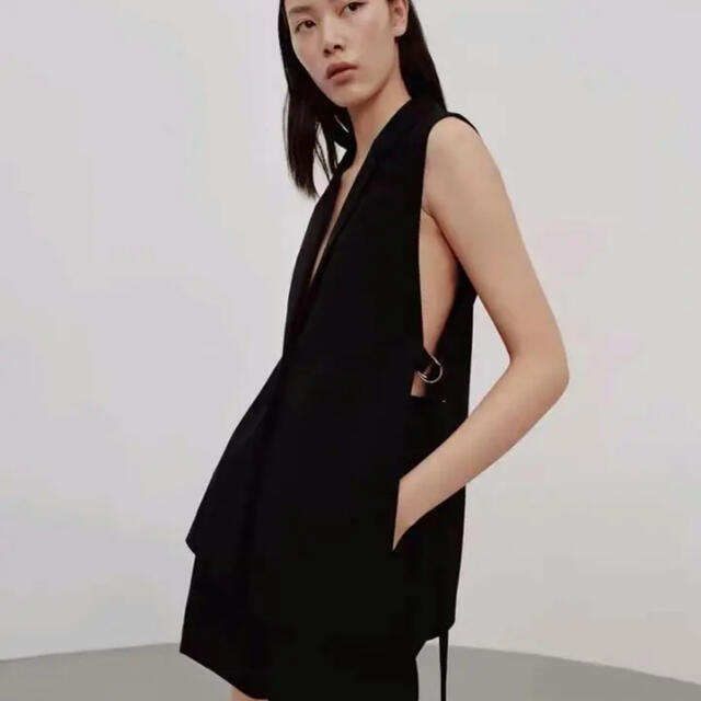 ZARA(ザラ)の限定価格 ZARA スリットベスト   ベストノースリーブ　ジレ  XS  レディースのトップス(ベスト/ジレ)の商品写真