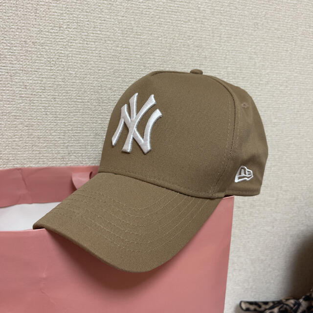 NEW ERA(ニューエラー)のニューエラ　キャップ　ベージュ レディースの帽子(キャップ)の商品写真