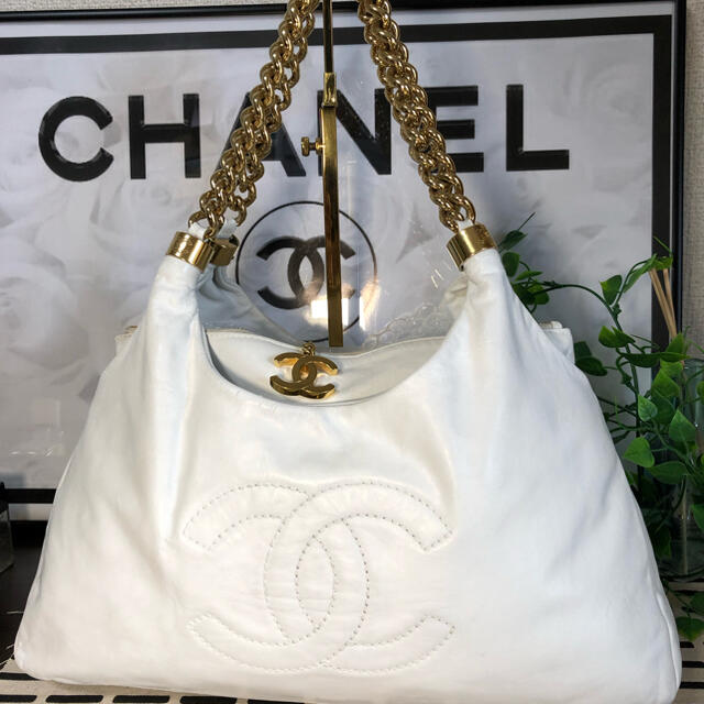 CHANEL - シャネルCHANEL ショルダーバッグ ホワイト白 ゴールド