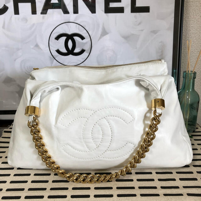 シャネルCHANEL　ショルダーバッグ　ホワイト白　ゴールドチェーン