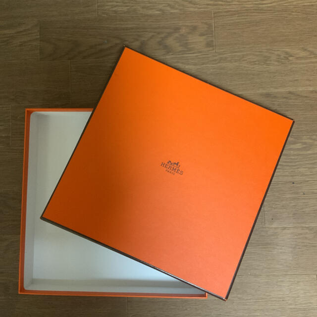 Hermes(エルメス)のHERMES エルメス 空箱 30×30×5センチ レディースのバッグ(ショップ袋)の商品写真