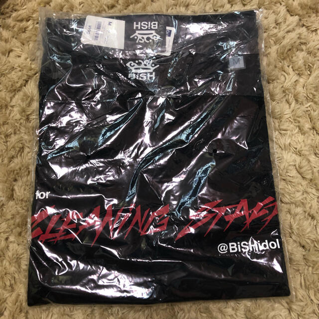 GU(ジーユー)の新品　BiSH GU Tシャツ　黒　cleaning staff Mサイズ メンズのトップス(Tシャツ/カットソー(半袖/袖なし))の商品写真