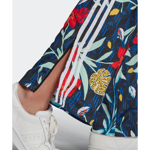 adidas(アディダス)のadidas Originals HER STUDIO LONDON パンツ レディースのパンツ(カジュアルパンツ)の商品写真