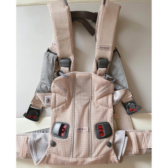 BABYBJORN(ベビービョルン)のベビービョルン　ワンカイエアー　メッシュ　パーリーピンク キッズ/ベビー/マタニティの外出/移動用品(抱っこひも/おんぶひも)の商品写真