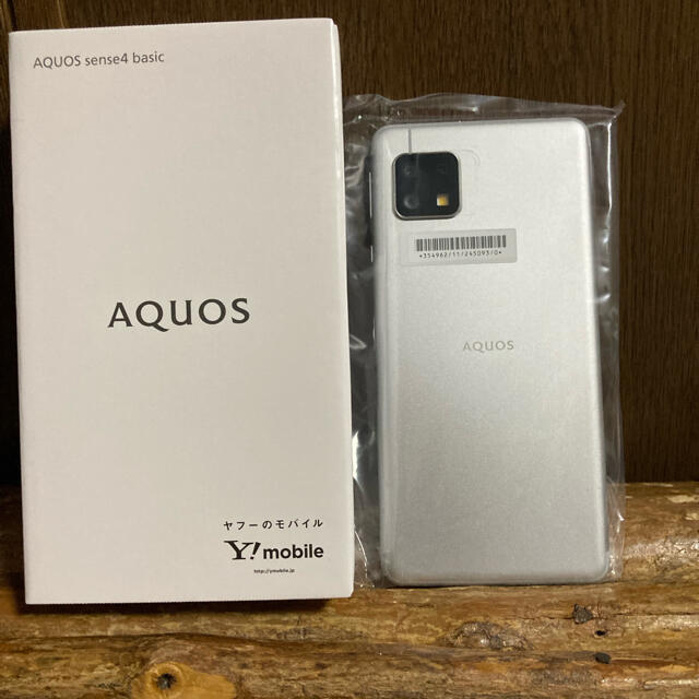 AQUOS(アクオス)のAQUOS sense4 basic シルバー　新品 スマホ/家電/カメラのスマートフォン/携帯電話(スマートフォン本体)の商品写真