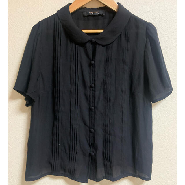 FOREVER 21(フォーエバートゥエンティーワン)のフォーエバー21 黒ブラウス レディースのトップス(シャツ/ブラウス(半袖/袖なし))の商品写真