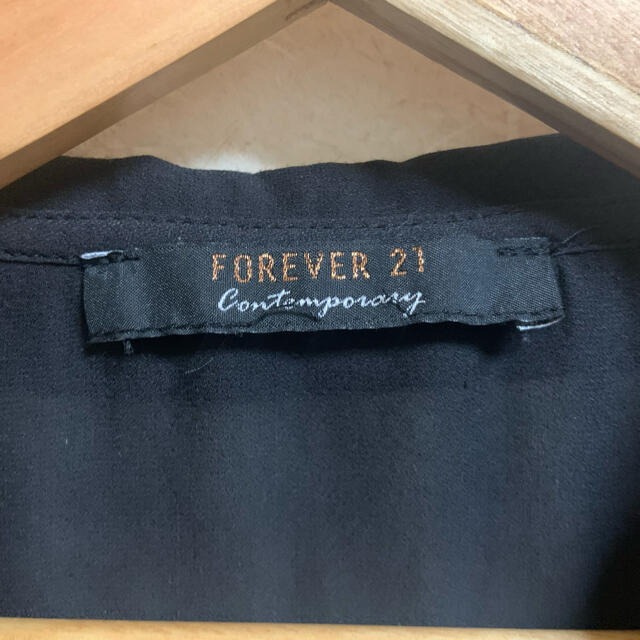 FOREVER 21(フォーエバートゥエンティーワン)のフォーエバー21 黒ブラウス レディースのトップス(シャツ/ブラウス(半袖/袖なし))の商品写真