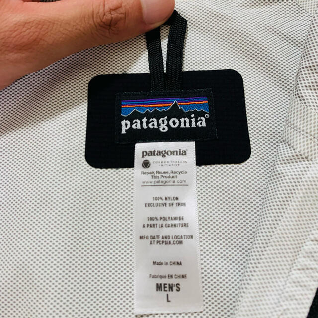 patagonia(パタゴニア)のPatagonia マウンテンパーカー　ブラック　Ｌサイズ メンズのジャケット/アウター(マウンテンパーカー)の商品写真