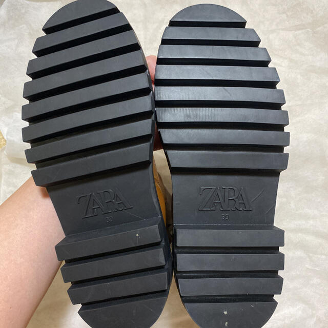 【新品】ZARA リアルレザートラックソールブーツ