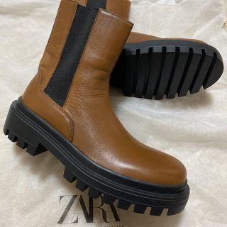 ザラ(ZARA)の【新品】ZARA リアルレザートラックソールブーツ(ブーツ)