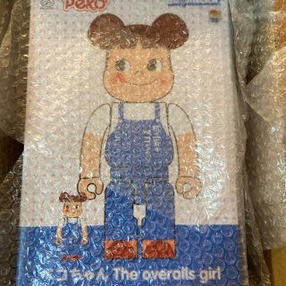 メディコムトイ(MEDICOM TOY)のBE@RBRICKペコちゃんThe overalls girl100%＆400%(キャラクターグッズ)