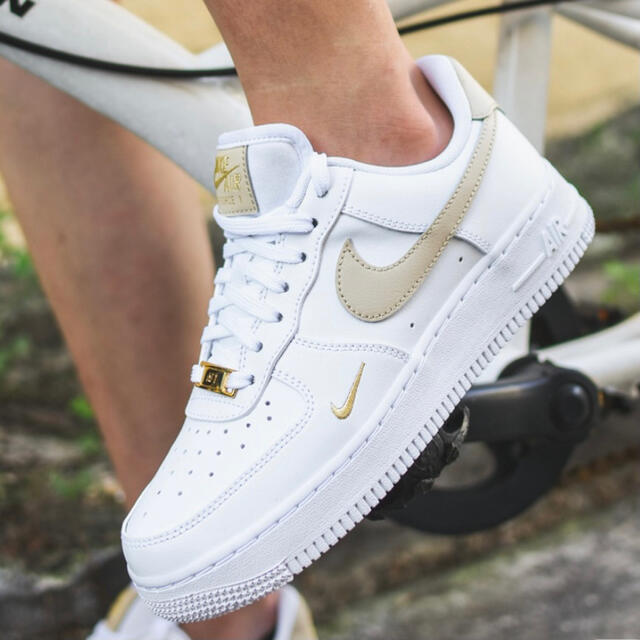 NIKE - 新品 NIKE エアフォース1 '07 ESS ラタンゴールド 23.0の通販