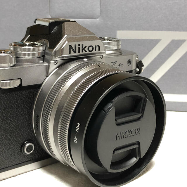 Nikon(ニコン)のNikon Z fc 16-50mm レンズキット 新品同様 フルオプション スマホ/家電/カメラのカメラ(ミラーレス一眼)の商品写真