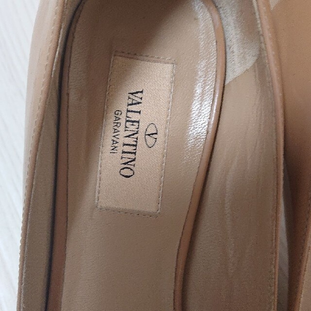 valentino garavani(ヴァレンティノガラヴァーニ)のVALENTINO パンプス ベージュ レディースの靴/シューズ(ハイヒール/パンプス)の商品写真