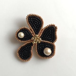 ミナペルホネン(mina perhonen)のwarp black flower  ブローチ　ビーズ刺繍(ブローチ/コサージュ)