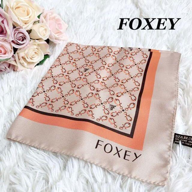 FOXEY(フォクシー)の美品♡フォクシー　スカーフ　総柄　ロゴ入り　シルク100% レディースのファッション小物(バンダナ/スカーフ)の商品写真