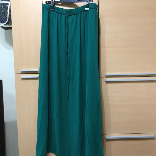 ZARA(ザラ)のZARAグリーンロングスカート レディースのスカート(ロングスカート)の商品写真