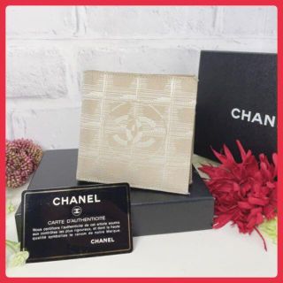 シャネル(CHANEL)の【美品】CHANEL 正規品　シャネルニュートラベルライン　ベージュ　二つ折り(財布)