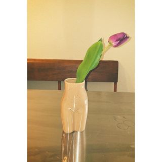 アーバンアウトフィッターズ(Urban Outfitters)の【新品】Urban Outfitters フェミニンシルエット 花瓶　③砂色(花瓶)