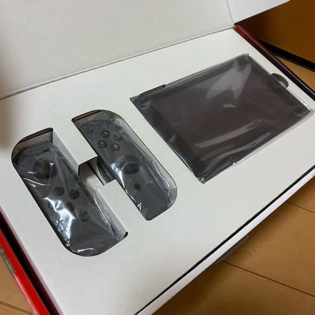 Nintendo Switch(ニンテンドースイッチ)の店舗印有 ほぼ新品 ニンテンドースイッチ本体 ケース 画面保護ガラスフィルム付き エンタメ/ホビーのゲームソフト/ゲーム機本体(家庭用ゲーム機本体)の商品写真