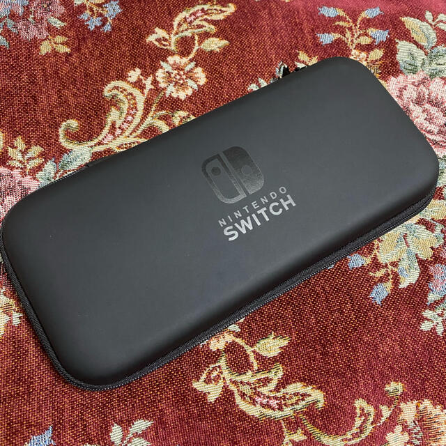 Nintendo Switch(ニンテンドースイッチ)の店舗印有 ほぼ新品 ニンテンドースイッチ本体 ケース 画面保護ガラスフィルム付き エンタメ/ホビーのゲームソフト/ゲーム機本体(家庭用ゲーム機本体)の商品写真