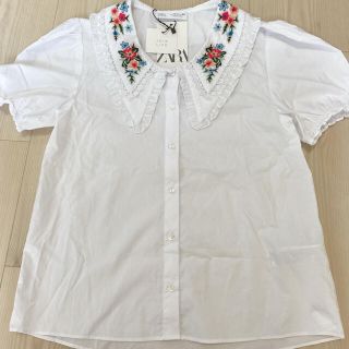 ザラ(ZARA)の[美品] ZARA 花柄刺繍パフスリーブブラウス　(シャツ/ブラウス(半袖/袖なし))