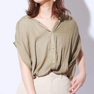 ナチュラルクチュール(natural couture)のパール釦スキッパーギャザーブラウス(シャツ/ブラウス(半袖/袖なし))