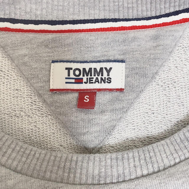 TOMMY(トミー)のTOMMY JEANS トミージーンズ トレーナー グレー レディースのトップス(トレーナー/スウェット)の商品写真