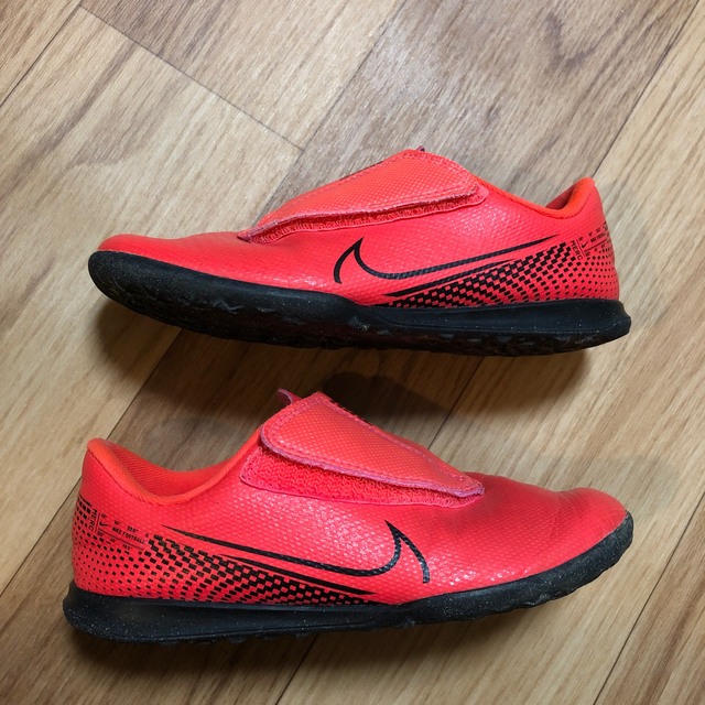 NIKE(ナイキ)のNIKE 18cm トレーニングシューズ キッズ/ベビー/マタニティのキッズ靴/シューズ(15cm~)(スニーカー)の商品写真