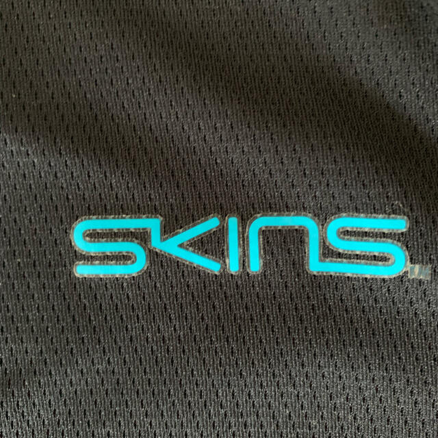 SKINS(スキンズ)のSKINS ソニックエアー　高機能長袖Tシャツ スポーツ/アウトドアのトレーニング/エクササイズ(トレーニング用品)の商品写真