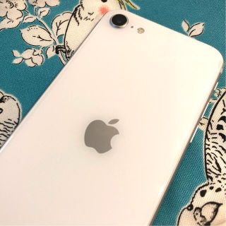 アップル(Apple)のiPhone SE 第2世代 ホワイト 64GB SIMフリー　新品(携帯電話本体)