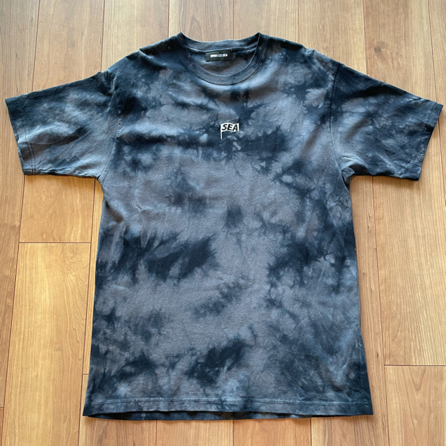 SEA(シー)のWIND AND SEA SEATOM-DLM TIE-DYE BLACK メンズのトップス(Tシャツ/カットソー(半袖/袖なし))の商品写真