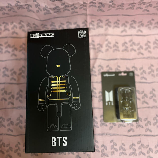 防弾少年団(BTS)(ボウダンショウネンダン)のBTS x BE@RBRICK ベアブリック400%100% エンタメ/ホビーのフィギュア(その他)の商品写真