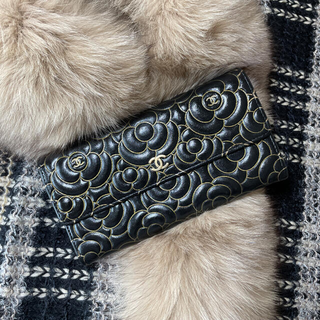 美品★レア★CHANEL  カメリア　ゴールドステッチ★フラップウォレット